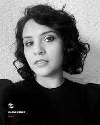 Dafne Pérez Guatemalteca, egresada de La Fototeca y Licenciada en  Periodismo. Comenzó su carrera en el fotoperiodismo en la Revista  Contrapoder. Ha sido colaboradora de Agencia EFE y actualmente trabaja en el