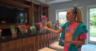 Hay guise it jojo siwa here. Jojo Siwa Just Bought A New House At Age 16 Moms Com