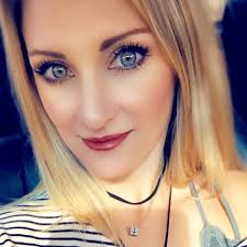 Mandy Holcomb's Instagram, Twitter & Facebook