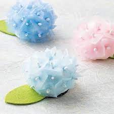 紙粘土で作るあじさいのマグネット 花やプレゼントのラッピングに使われる不織布をあじさいの花に見立てて かわいいマグネットを作りましょう 綿棒ぷすぷす 綿棒 紙粘土 不織布 花 あじさい 6月 季節の制作 デイサービス 介護 2017 05 06月号 紙粘土