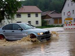 Unwetter in bayern helfer finden vermisstes ehepaar. Unwetter In Bayern Segler Kentern Bei Sturm Auf Dem Bodensee Feuerwehr Ruckt Zu Hunderten Einsatzen Aus Bayern