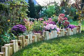 Un Idea Rustica Naturale E Semplice Da Realizzare Per Separare Uno Spazio Fiorito Dal Resto Del Prato Conte Bordure Giardino Fai Da Te Paesaggio Rocce Aiuola