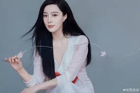 Fàn bīngbīng, sinh ngày 16 tháng 9 năm 1981) là nữ diễn viên điện ảnh, ca sĩ, người mẫu, người sáng lập, nhà sản xuất phim nổi tiếng người trung quốc. Pháº¡m BÄng BÄng Bá» Báº¯t Gáº·p Sá»­ Dá»¥ng PhÆ°Æ¡ng Tiá»n Cong Cá»ng Ä'á» Ä'i Láº¡i