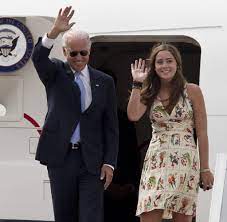 Sara biden is james's wife; Naomi Biden Alteste Enkeltochter Ist Stolz Auf Ihren Pop Welt