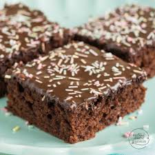 Einfacher Saftiger Schokokuchen Vom Blech Backen Macht Glucklich Rezept Blechkuchen Einfach Schoko Kindergeburtstag Kuchen Backen Schokoblechkuchen