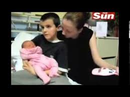 Les internautes étaient aussi heureux que la jeune maman à en croire les commentaires : Le Plus Jeune Pere Au Monde Youtube
