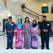 Tmj menyifatkan jodohnya dengan ym che puan khaleeda. Alwiyah Talib Menjunjung Kasih Ym Che Puan Khaleeda Facebook