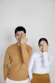 Apa sih yang diperlukan supaya dapet foto prewedding yang keren? Prewedding Portrait In Studio Wedding Photo Studio Pre Wedding Photoshoot Outfit Prenuptial Photoshoot