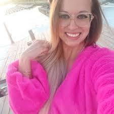 Tracy Robidoux's Instagram, Twitter & Facebook