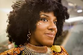 Siempre digo: feliz y agradecida. Este es solo el inicio de un camino  poderoso y bien bonito, feliz de coincidir con tanta gente maravillosa.  Seguimos, gracias 💜🙏🏾 Fotos x @mikpasco Gracias @tamoencinerd #