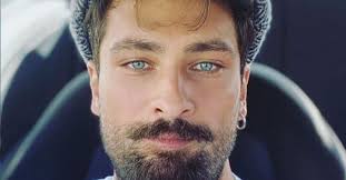 Onur tuna, ilk oyunculuk deneyimi olarak 2011 yılında hayat devam ediyor adlı dizide siraç bakırcı karakterini canlandırdı. Onur Tuna Weakened For His New Role