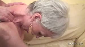 Mamy libertine se prend un jeunot dans un plan a 3 | xHamster