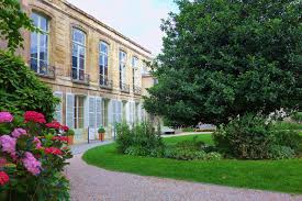 Paris Jardins Des Archives Nationales Une Traversee Hors Du Temps A La Beaute Saisissante Iiieme Jardins Parc Et Jardin Paris