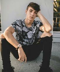 (#maholga detected) nggak usah panjang lebar ya gan! Handsome Guy Profiles Boys Photoshoot Poses Poses For Men Bryce Hall
