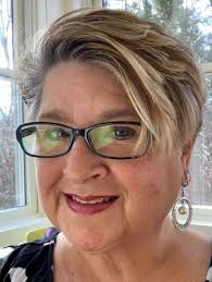 Karen Waraksy's Instagram, Twitter & Facebook