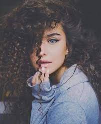 Dietro al capello riccio si nascondono anni di discriminazione che ci hanno portato a cambiare la loro forma, abbiamo dovuto fare una lunga strada verso l'accettazione che ora ci regala la libertà di scegliere come portare i nostri capelli senza più paura del giudizio. Il Plopping Anticrespo La Tecnica Piu Efficace Per Capelli Mossi E Ricci Da Sogno Hair Photography Self Portrait Photography Photography Poses Women