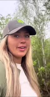 Andrea Crosby's Instagram, Twitter & Facebook