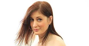 A câştigat 3.000.000 $ din picturile făcute cu sânii