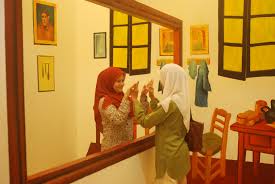 Based on the ancient art of trompe l'oeil, the trick art museum teases the mind with its playful exhibits of optical illusions, created by cleverly rendering the shadows and subjects that extend beyond the photo frame. Art Museum Syahida S