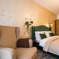 Este o garsoniera deosebita, complet renovata pentru a oferi cazare in regim hotelier la standard ridicat.garsoniera are un pat dublu de mijloc, fotolii, biblioteca, o bucatarie micuta dar care ofera tot ce puteti avea nevoie pentru a gati ceva rapid, baie cu cada.pozitia acestei garsoniere ii da un mare. All Homes By Nati Apartamente De Inchiriat In Regim Hotelier Brasov Posts Facebook