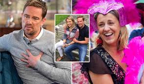 Dies ist jedoch eine seltene krankheit, und in großbritannien (uk) wurde jedes jahr bei rund 650 menschen eine akute myloide leukämie diagnostiziert. Simon Thomas New Relationship One Year After Wife S Death