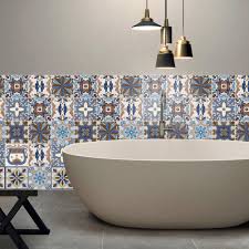 Lire des avis stickers carrelage salle de bain vous permettra d'en savoir davantage concernant les parcours des autres acheteurs, qui ont rédigé un l'autocollant nisha 24 pc wall tile stickers peel and stick dosseret carrelage vinyle décalques art cuisine & salle de bains eclectique decals. Decorer Le Carrelage Avec Des Stickers La Nouvelle Tendance Monequerre Fr