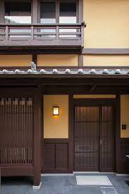 京都の玄関 京都駅 からそう遠くない七条大宮の路地に佇む リビング階段から望む吹き抜けのある居間と広縁が一体化した町家です 町家 京町屋 リフォーム 古民家