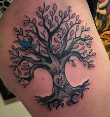 Baum Tattoo Seine Bedeutung Und 40 Tolle Design Ideen Tree Tattoo Meaning Tree Tattoo Butterfly Tattoos For Women