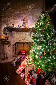 Check spelling or type a new query. Gemutliche Weihnachtsszene Mit Kamin Geschenke Und Ein Geschmuckter Baum Lizenzfreie Fotos Bilder Und Stock Fotografie Image 24686812