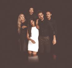 De plaat moest voelen als een trage trip, een romantisering van de werkelijkheid, pijnlijke ervaringen gemixt met warmte. Eefje De Visser Tivolivredenburg