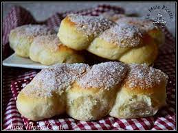 A vederle, ma vi assicuro ancor più a gustarle, mi sono tornati in mente sapori e profumi legati alla mia infanzia, si. Treccine Con Lo Zucchero Siciliane Sofficissime Brioche Per Colazione