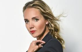 Helena vondráčková je česká zpěvačka a herečka, sestra herce a zpěváka jiřího vondráčka a teta zpěvačky a herečky lucie vondráčkové. Zlomena Lucie Vondrackova Trapi Ji Smrt Kamaradu Ahaonline Cz