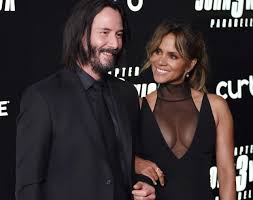 She started her film career in 1991 and is still continuing her busy schedule till date. Keanu Reeves Und Halle Berry Liebes Sensation