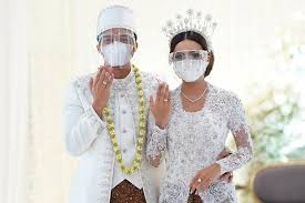 Kisah pertama menceritakan bagaimana seorang gadis merasa sulit untuk bercinta di malam pertama dan untuk pertamakalinya dengan suaminya. Atta Ceritakan Keseruan Malam Pertama Dengan Aurel Hermansyah