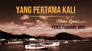Dan untuk pertama kali cintaku terbagi dan ku ingin memilikinya dan untuk pertama kali ku sangkali janji dan bahagia mencintanya. Lirik Yang Pertama Kali Pance Pondaag
