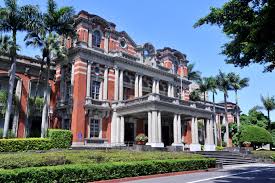 It has four exits, two of which are equipped with elevators. è‡ºå¤§æ ¡åœ'åäºŒç¾Žæ™¯