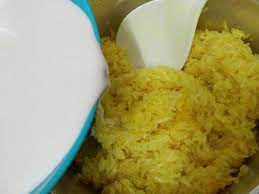 2.masukkan 1 sudu kecik serbuk kunyit, 1/2 sudu kecik garam, 2 sudu makan gula dan 2 sudu makan minyak masak. Cara Mudah Masak Pulut Kuning Guna Rice Cooker