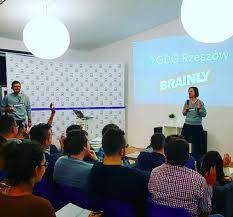 Brainly is a polish education technology company based in kraków, poland, with headquarters in new york city. Weekly Team Meeting Brainly Office Photo Glassdoor Co In