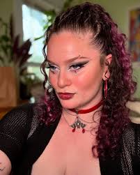 I adore this look! Check out my favorites from @dulce.duran.12 photoshoot  for the Frida Fest this summer! It truly made for some exquisite photos.  Featuring her small woman-owned plant business @chelotzin and