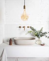Badkamer Styling En Inspiratie Simpele Inrichting Badkamer Met Goudkleurige Accessoires Minimal Bathroom Modern Bathroom Design Bathroom Goals