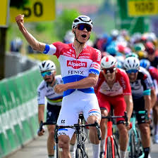 I'm not posting this as a plea to prove that he is most definitely not doping. Van Der Poel Dengan Kaus Kuning Setelah Kemenangan Tahap Kedua