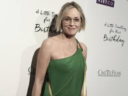 The hollywood actress, 63, went under the knife to have benign tumours removed in 2001, before waking to discover her doctor added the surgical enhancement because he 'thought that i would look better'. Sharon Stone 61 Posiert Fast Nackt Auf Dem Vogue Cover
