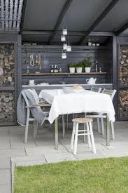 Schutzdach Weisse Decke Graue Mubel Gartenkuche In 2020 Design Fur Aussenkuche Kochen Im Freien Raum Im Freien