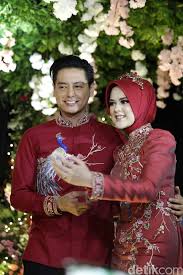 Menurut perempuan yang akrab disapa chika itu, pengasuhnya bersikap tidak jujur. Kecupan Roger Danuarta Di Kening Cut Meyriska