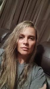 Lynnelle Cox's Instagram, Twitter & Facebook