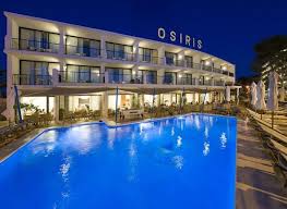 With its 570 square kilometres, ibiza is the third largest of the balearic islands and, along with formentera, makes up what is known as the pine. Die Besten Strandhotels Auf Ibiza 7 Top Bewertete Hotels Am Strand