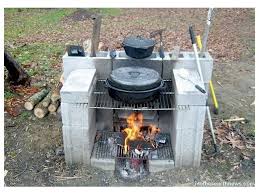 Des morceaux de fer plat, insrs entre les rangs de briques des cts, serviront poser la grille. 25 Magnifiques Idees Pour Creer Du Mobilier Avec Des Parpaings Foyer Exterieur Barbecue Jardin Cuisine En Plein Air