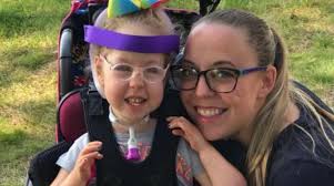 Convirtió a su niña en silla de ruedas en personajes de Disney