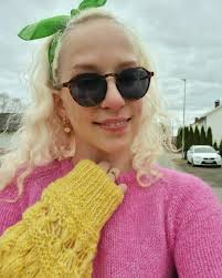 Knitted Easter sweaters is a thing in Norway 🧶🐣 the last three years I've  knitted my own 🌞 I love that knitting is becoming so popular again. 💚The  green is just finished