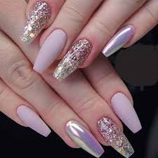 Otra combinación de uñas doradas 2021 que se lleva mucho, por ejemplo, es la combinación de la pedrería y los stickers dorados con la uñas transparentes, solo con una capa de brillo. Unas Acrilicas Rosa Con Dorado Novocom Top